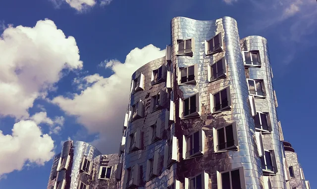 arkitektur, bygning, skyskraber, ydre, moderne arkitektur, facade, metalfacade, media harbour, düsseldorf, gehry, vinduer, refleksioner, natur, skyer, himmel, moderne, tyskland, byudvikling. Medieplan: sådan læser du rækkevidde, frekvens og pris