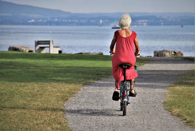 parkere, cykel, senior, ensom, cykling, kvinde, gammel dame, fritidsaktiviteter, underholdning, sanatorium, aktiv, rød kjole, på cykel, udførelse, pensioneret, uafhængigt, her og nu, udendørs, bodensee, cyklus, fritid, en blå, de ældre, cykel, cykel, cykel, cykel, cykel, gammel dame, gammel dame, gammel dame. Produktionsplan for reklamefilm: budget, rettigheder og leverance